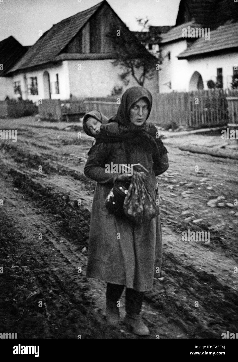 Carpathian-German una donna con un bambino legato sulla schiena in SPI. Foto Stock