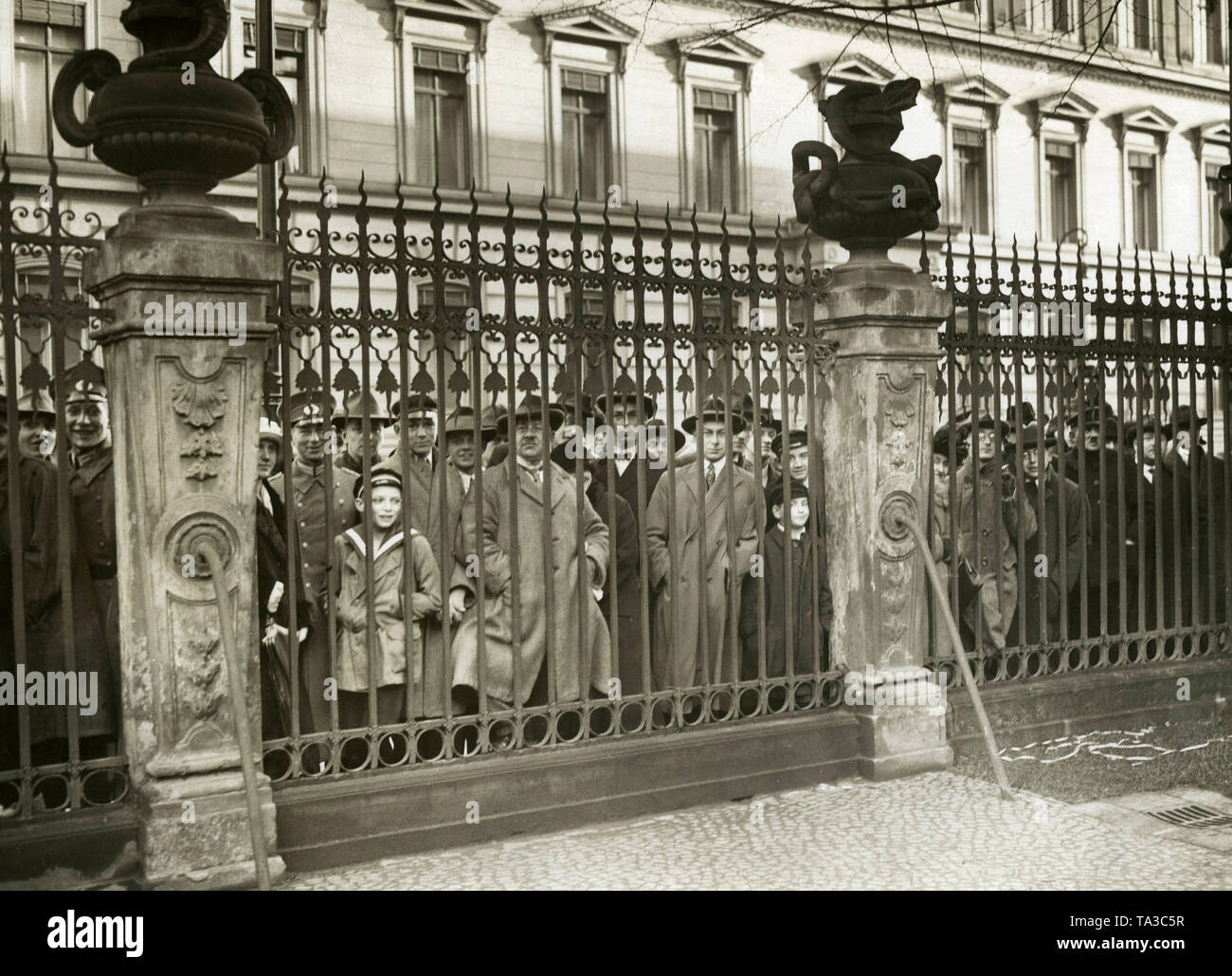 Spettatori radunati davanti al palazzo del Presidente del Reich Paul von Hindenburg. Essi seguono l'arrivo dei diplomatici per il tradizionale ricevimento di Capodanno. Foto Stock