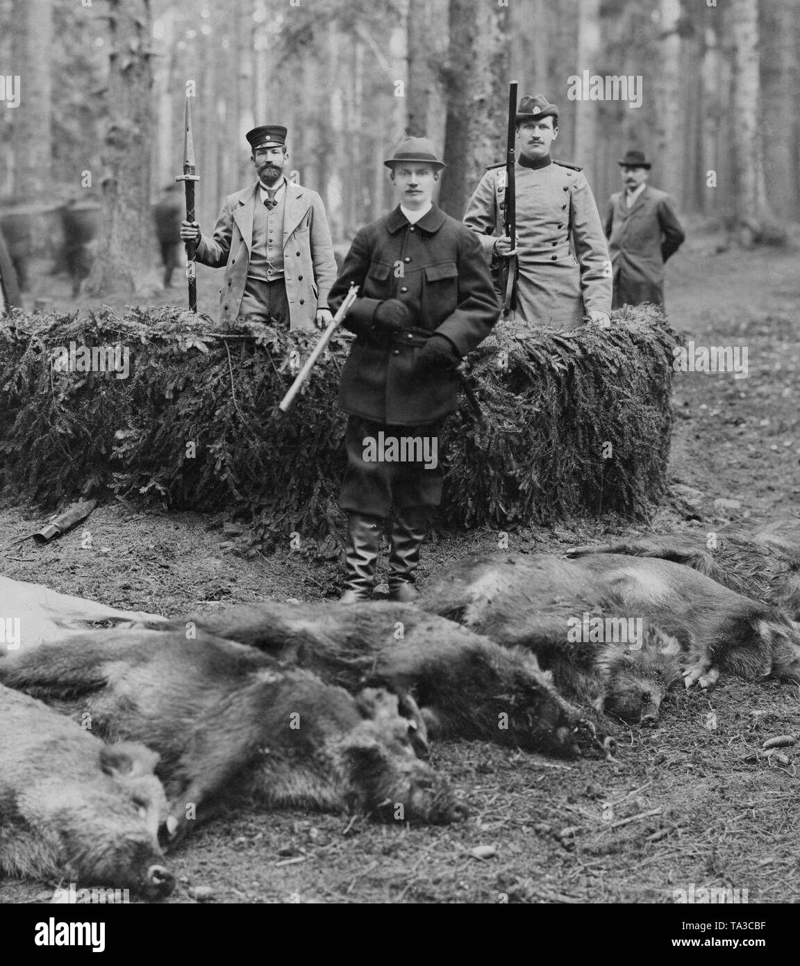 Il Duca Ernst II (medio) dietro la sua preda a caccia di Hummelshain / probabilmente Rieseneck. Dietro di lui sulla destra è un funzionario forestale con un doppio fucile, l uomo sulla sinistra porta un cinghiale lancia. Foto Stock