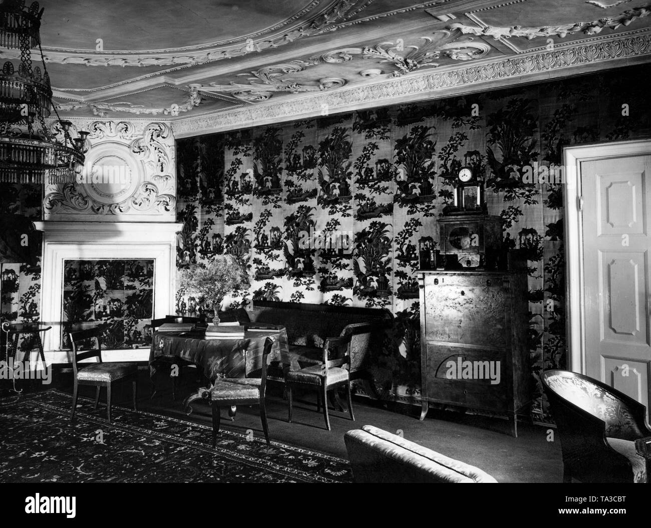 Vista del salone centrale del maniero. Sulle pareti è una preziosa seta cinese sfondo, un dono dalla Zarina Caterina II di Russia al suo ambasciatore a Berlino, Maximilian von Alopaeus. Più tardi, il Kaiser Guglielmo II acquistò la carta da parati e lo ha presentato al Cancelliere von Bismarck. Otto von Bismarck era nato nel 1815 a Schloss Schoenhausen nella sentenza Altmark, la Prussia. Foto Stock