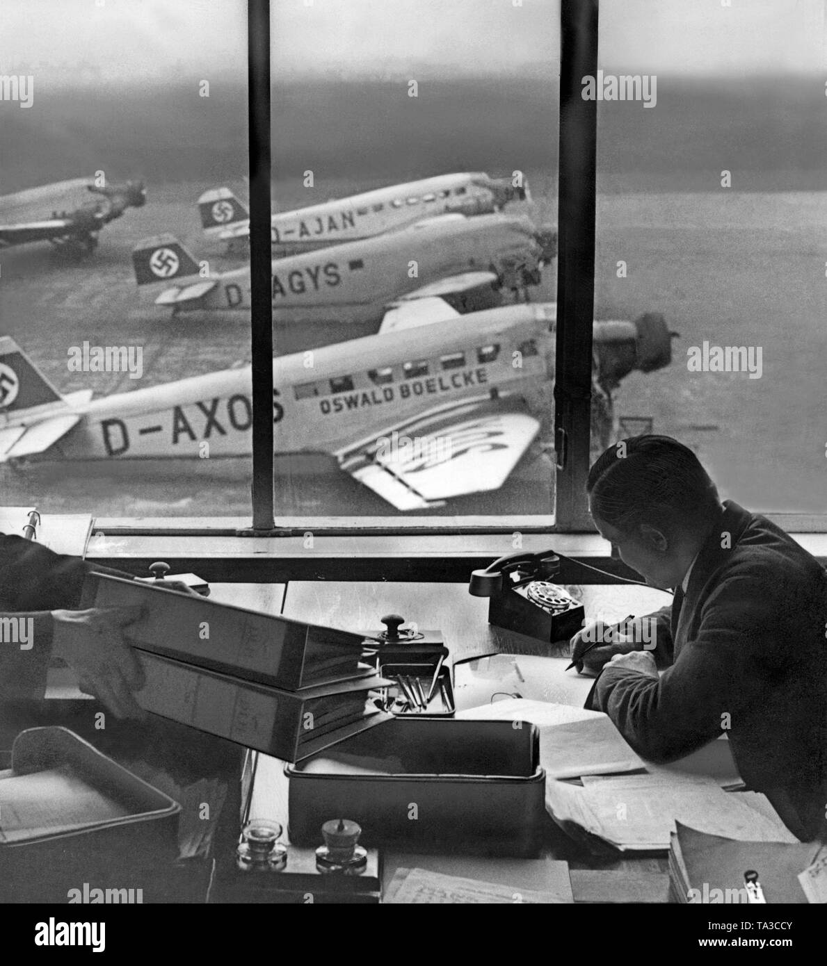 Ufficio in amministrative ala dell aeroporto di Tempelhof. Sul piazzale sono Lufthansa velivoli del tipo Ju52. La parte anteriore del motore con il numero di coda D-AXOS porta il nome del pilota da caccia Oswald Boelcke. Foto Stock
