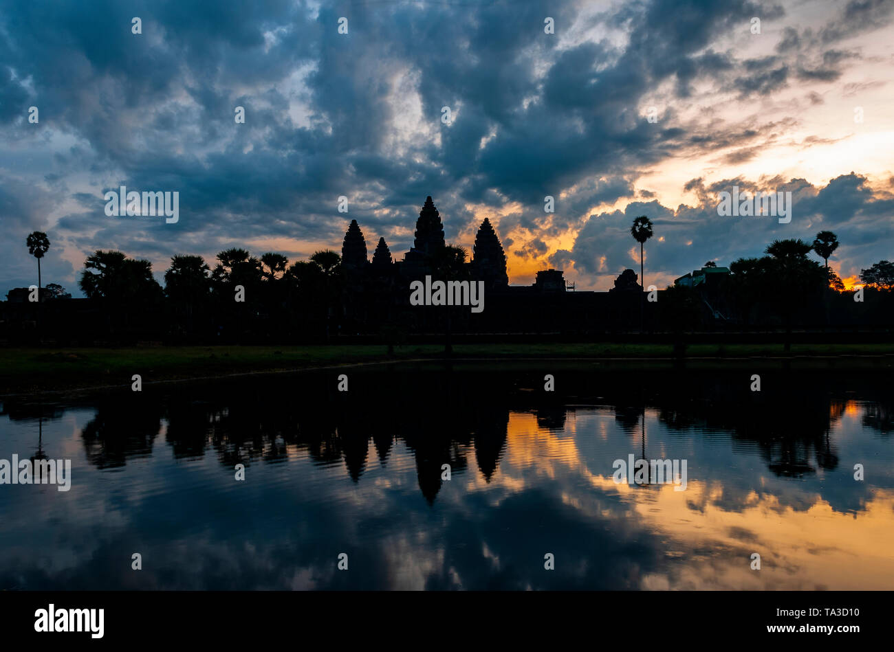 Sunrise drammatico in Angkor Wat con la silhouette del tempio torri con architettura khmer stile, Siem Reap Provincia, in Cambogia. Foto Stock