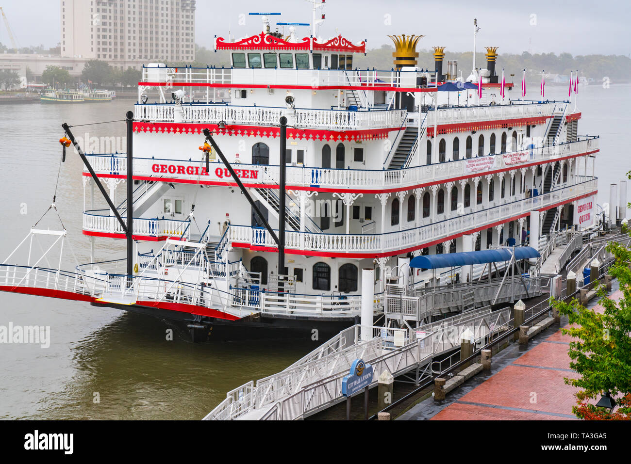 Savannah, GA - 5 Novembre 2018: Georgia Regina ruota a pale in barca sul fiume ormeggiato a Savannah Foto Stock