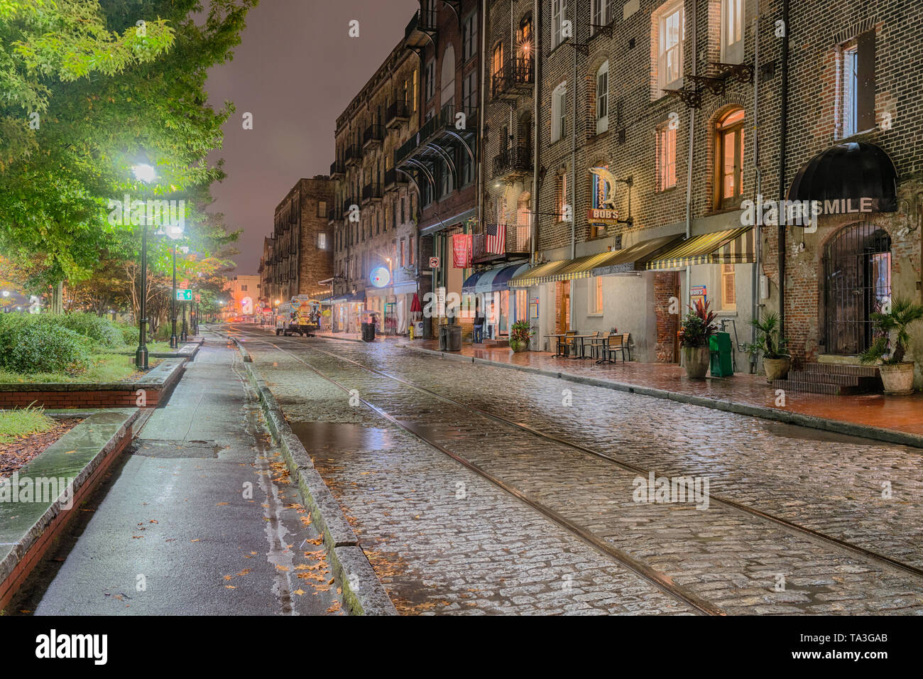 Savannah, GA - 4 Novembre 2018: Negozi e ristoranti lungo lo storico fiume St a Savannah in Georgia Foto Stock