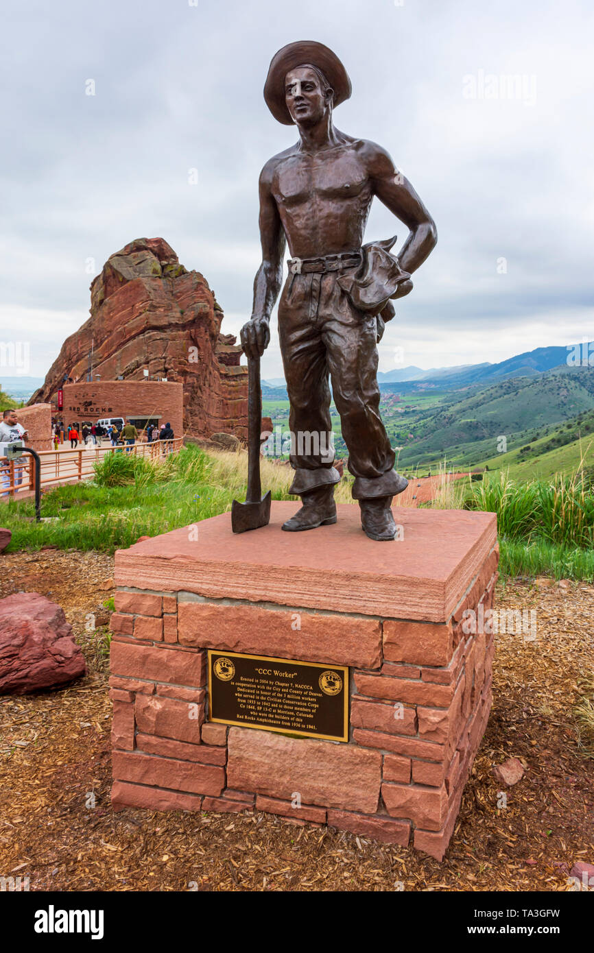 Una statua di bronzo successi di conservazione civile Corps i lavoratori che hanno costruito la scenic Red Rocks Parco anfiteatro in distanza, Morrison Colorado US. Foto Stock