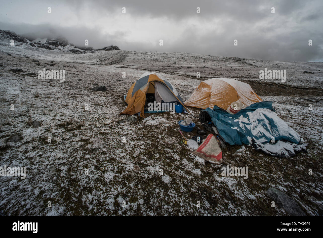 Cold Weather camping nella Puna prateria alta nelle montagne delle Ande nel sud del Perù. Foto Stock