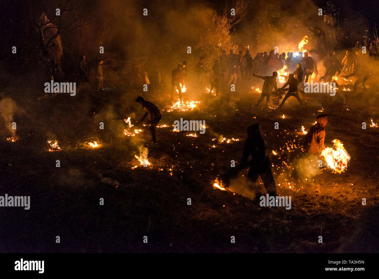 Kullu, Himachal Pradesh, India - 07 dicembre, 2018 : Diwali celebrazione in modo tradizionale in Himalaya - Foto Stock