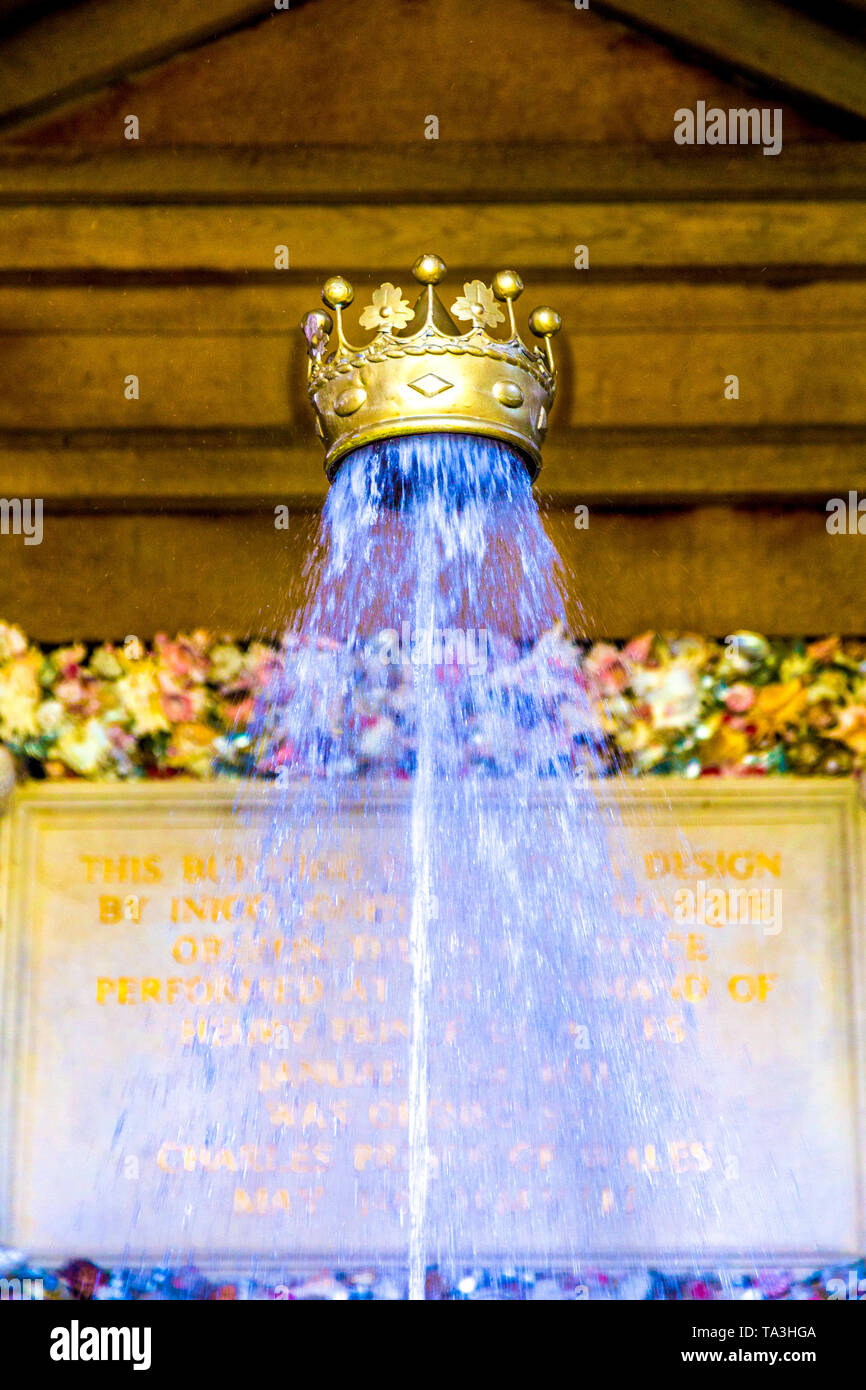 La danza di crown fontana all'interno di Oberon Palazzo del collettore a Earl's Garden, Arundel Castle, Regno Unito Foto Stock