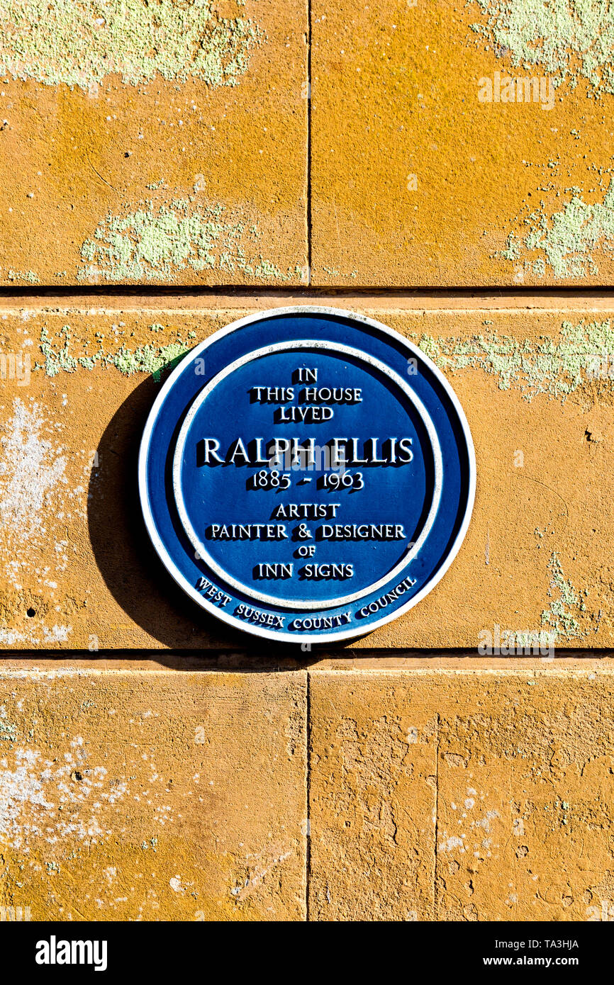 Targa blu per Ralph Ellis, artista pittore e disegnatore, che visse in questa casa, Maltravers Street, Arundel, REGNO UNITO Foto Stock