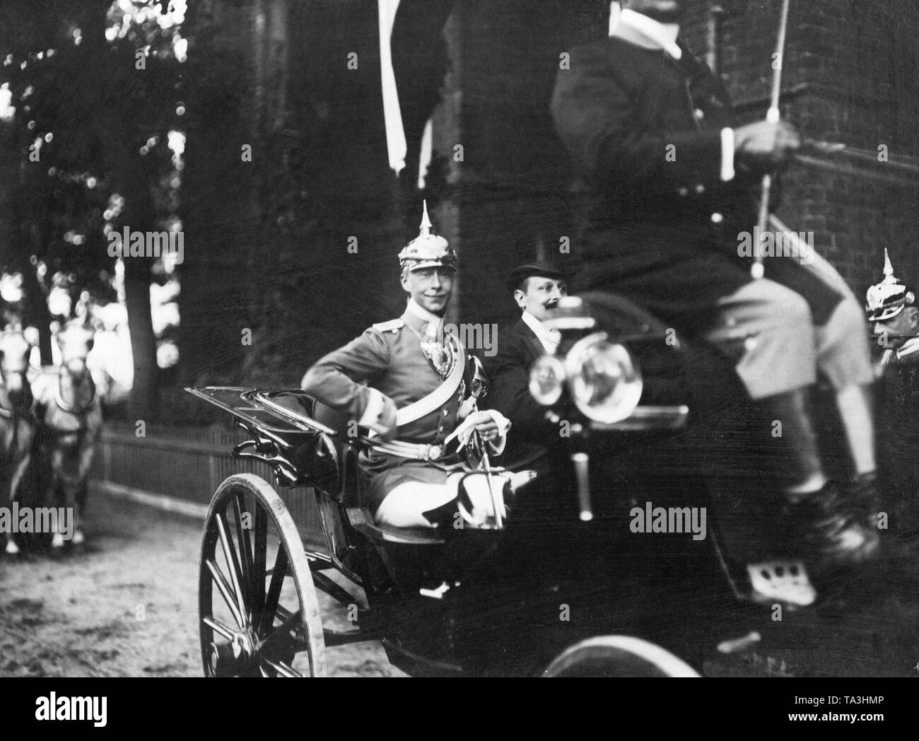 Il principe ereditario (a sinistra in uniforme) Beeskow visitato in occasione dei 350 anni di appartenenza del distretto di Beeskow-Storkow al Hohenzollern. Qui egli unità con il sindaco Berthold (destra accanto all'imperatore) in un carrello aperto attraverso il villaggio. Foto Stock