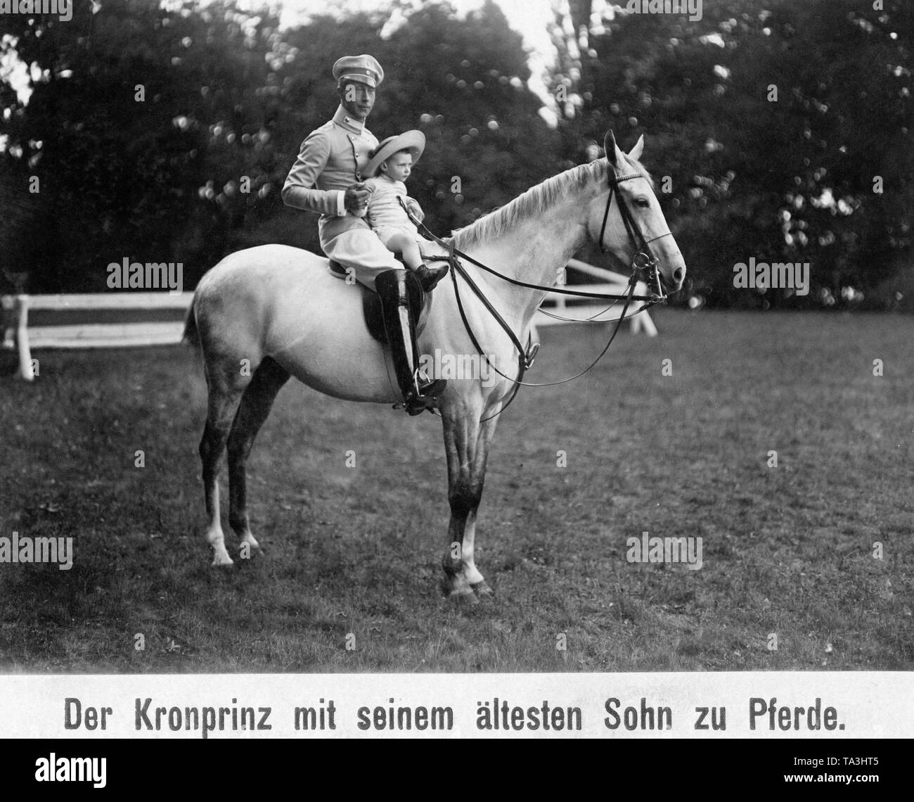 Il principe ereditario, con suo figlio primogenito, Principe Wilhelm, a cavallo. Foto Stock