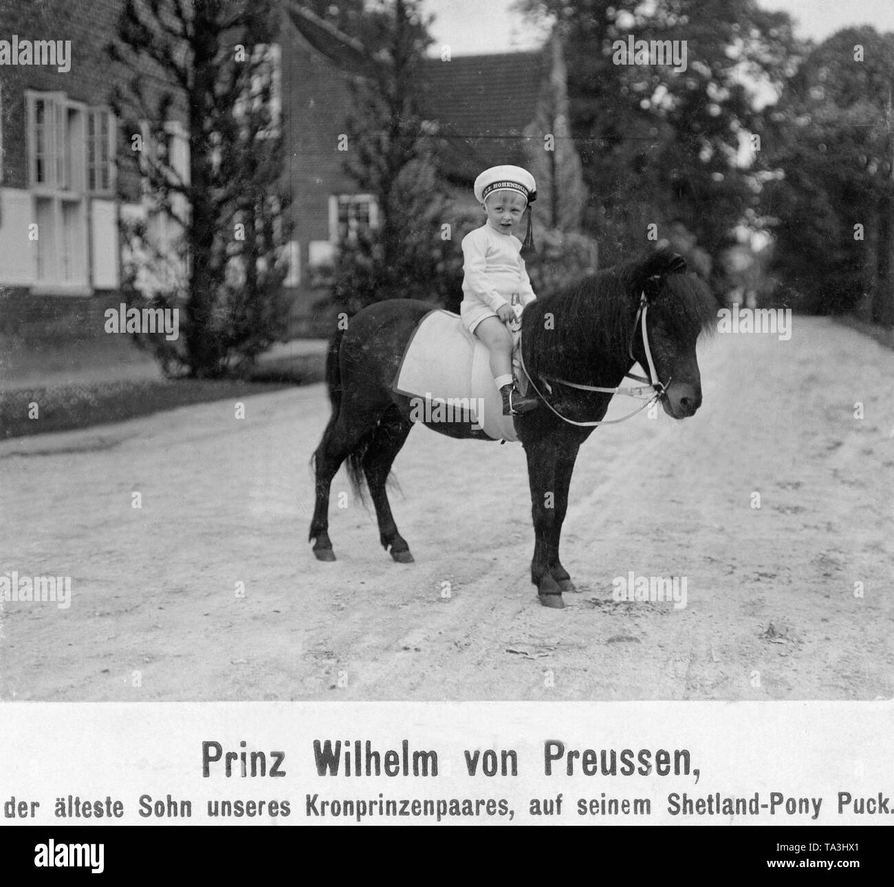 Il principe William sul suo Shetland-Pony Puck. Il principe indossa una tuta marinaio e il cappello del cuscinetto, il nome della nave S.M.S. Hohenzollern. Foto Stock