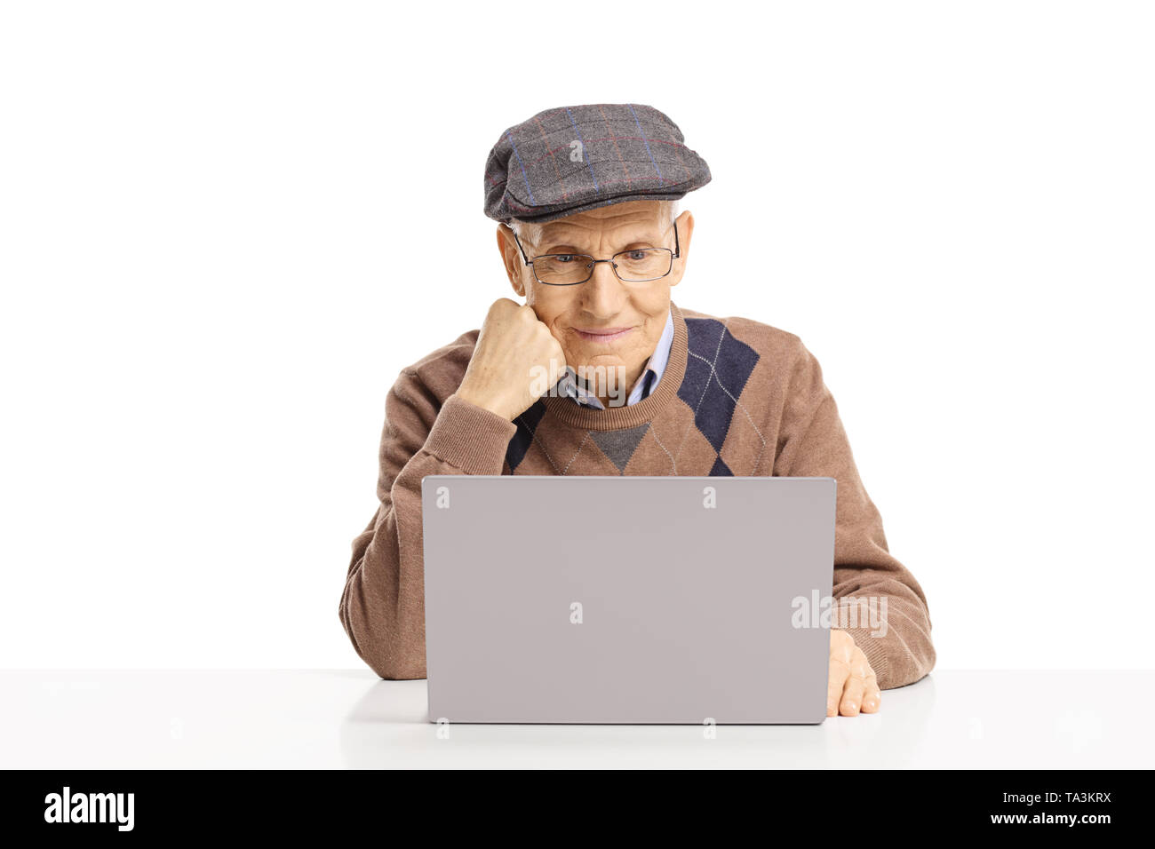 Anziani uomo seduto e la lettura su un computer portatile isolato su sfondo bianco Foto Stock