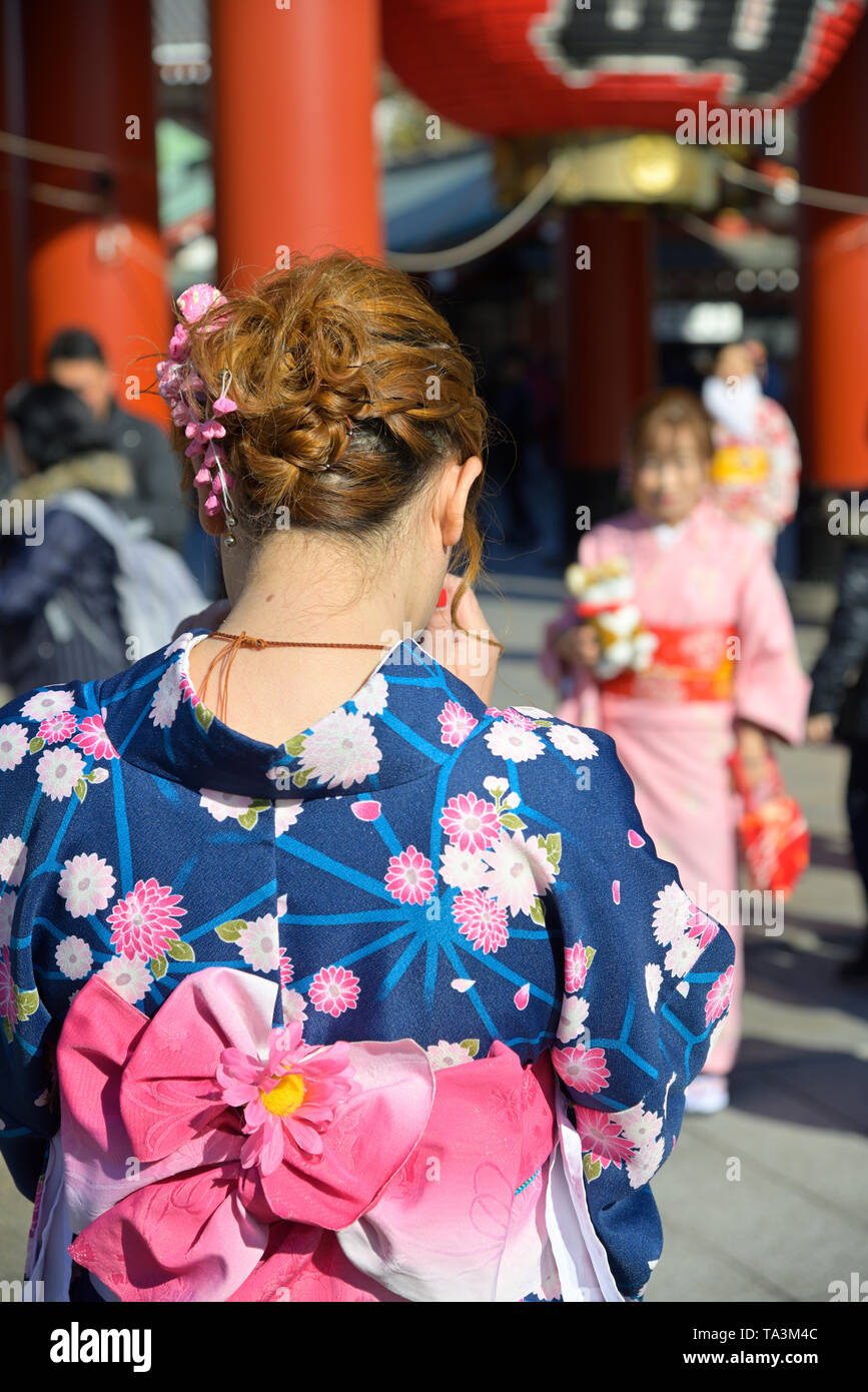 Donne vestite di kimono che scattano foto di fronte al cancello di Kaminarimon, Asakusa Tokyo JP Foto Stock