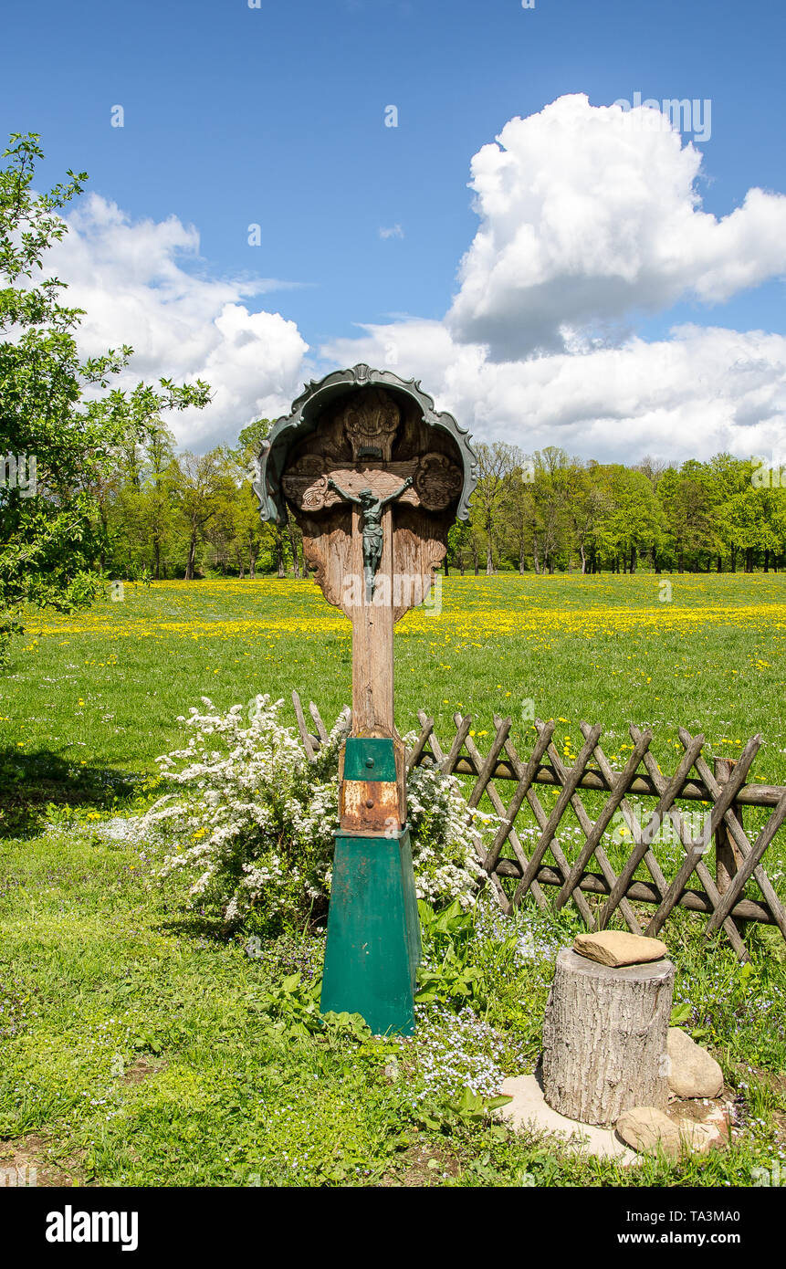 Una croce lungo il tragitto in Baviera. Le croci delle strade sono ancora molto comune in Europa, soprattutto in Germania, la Galizia, l'Irlanda e i paesi alpini. Foto Stock