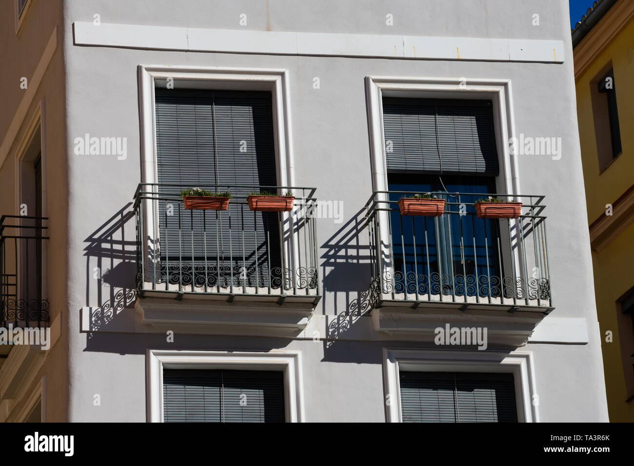 Vecchia facciata di edificio con due finestre e balconi. Valencia, Spagna Foto Stock