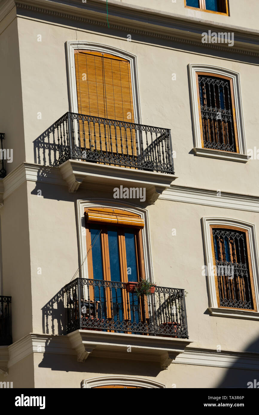 Vecchia facciata di edificio con due finestre e balconi. Valencia, Spagna Foto Stock