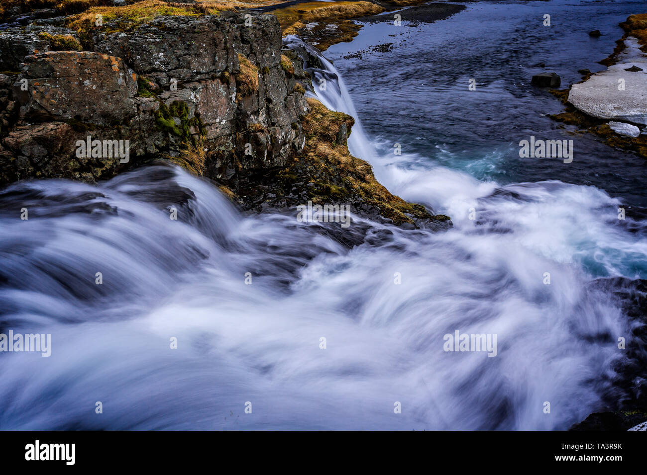 Aspetto artistico al potere di acqua che cade a Mount Kirkjufell Foto Stock