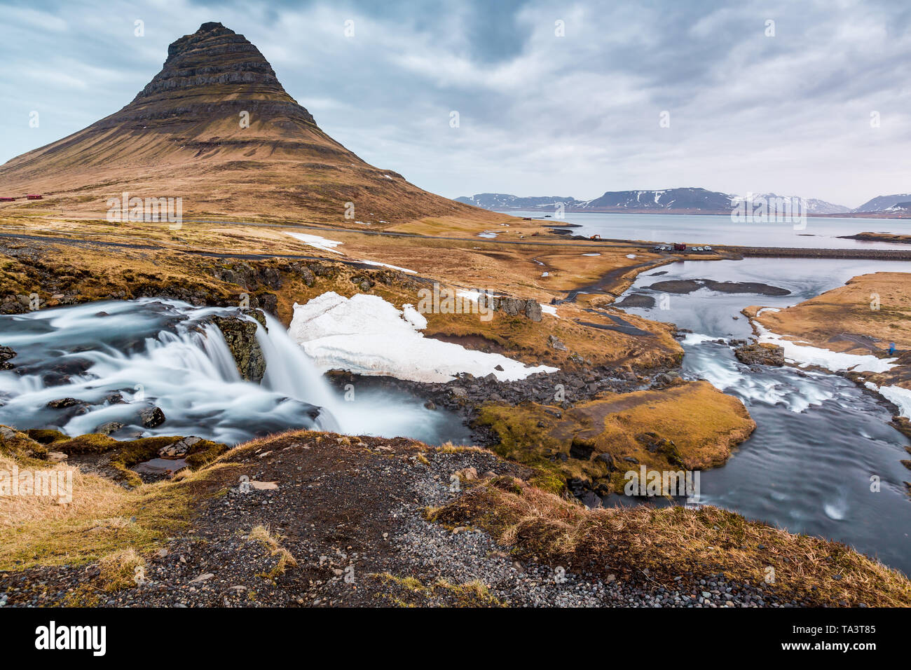 Montagna Kirkjufell aleggia sulle cascate mozzafiato Foto Stock