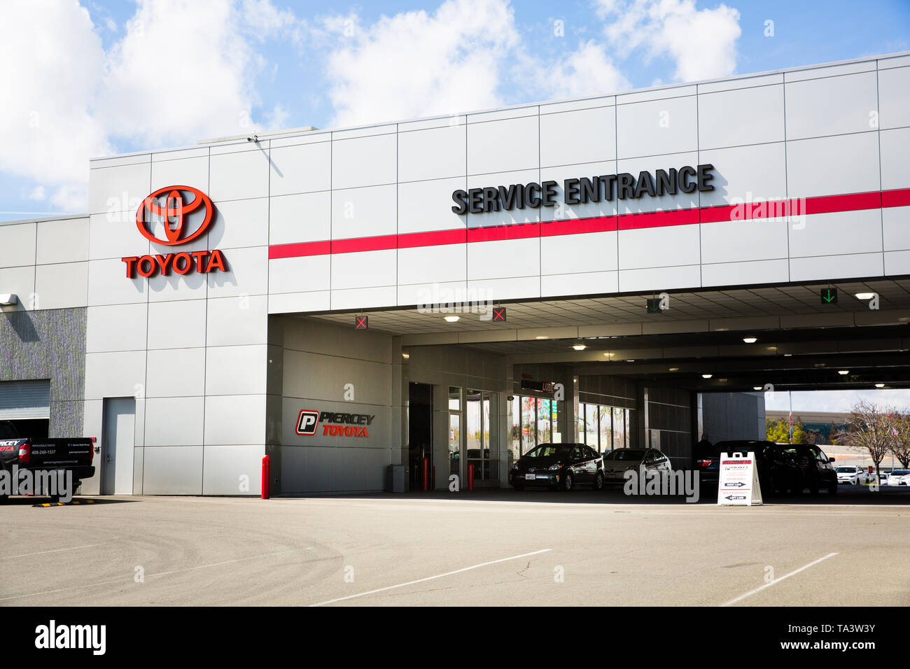 Milpitas, CA / STATI UNITI D'America - 26 Marzo 2019: Toyota Motor Corporation il mondo il secondo più grande costruttore automobilistico di veicoli sotto i 5 marchi Foto Stock
