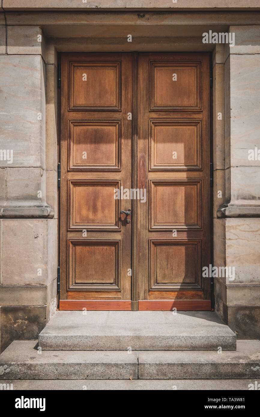 Vecchia porta di legno isolato su edificio storico Foto Stock