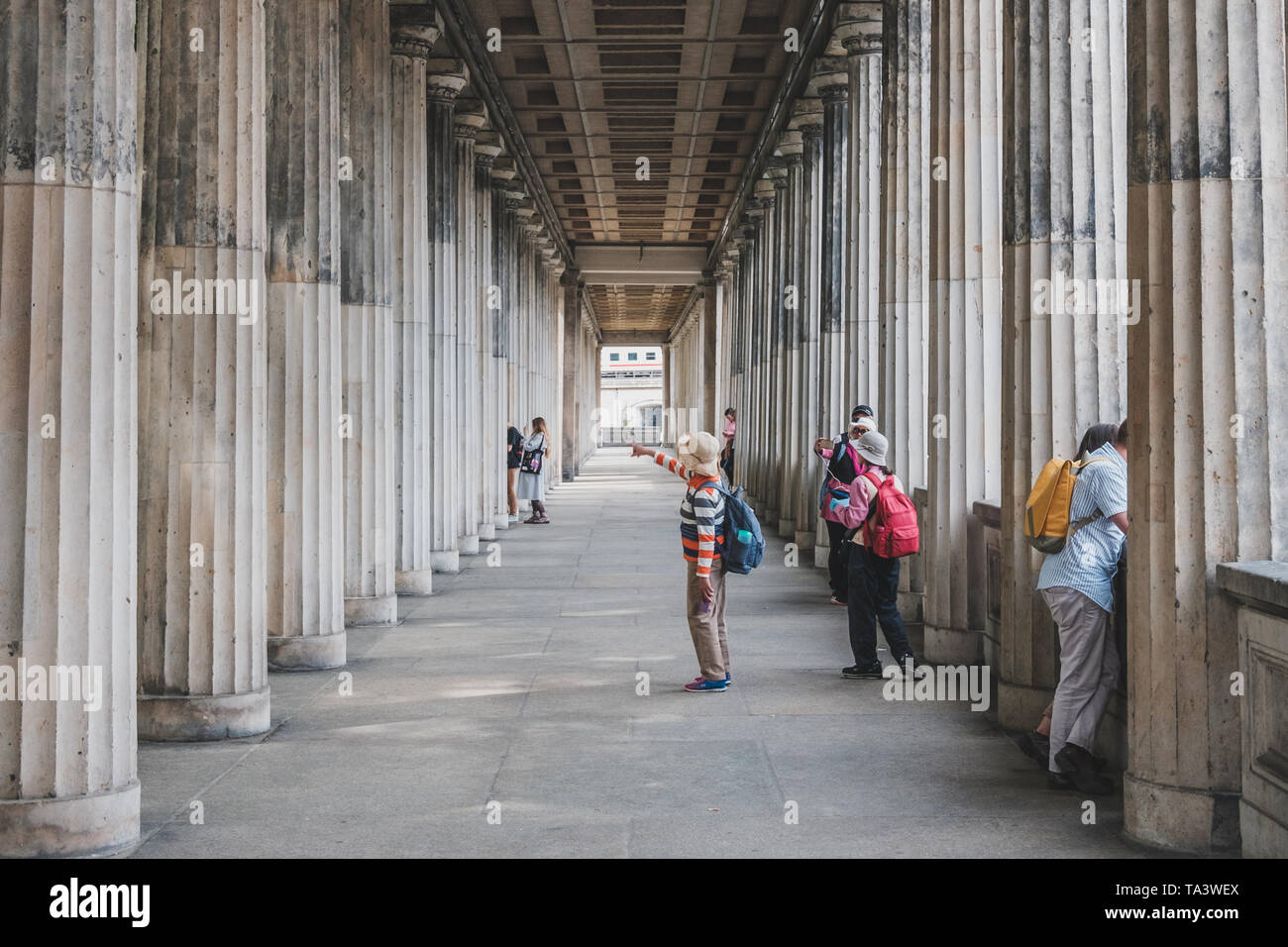 Berlino, Germania - Maggio 2019: turistici persone sulla gita turistica all'Isola dei Musei di Berlino, Mitte Foto Stock