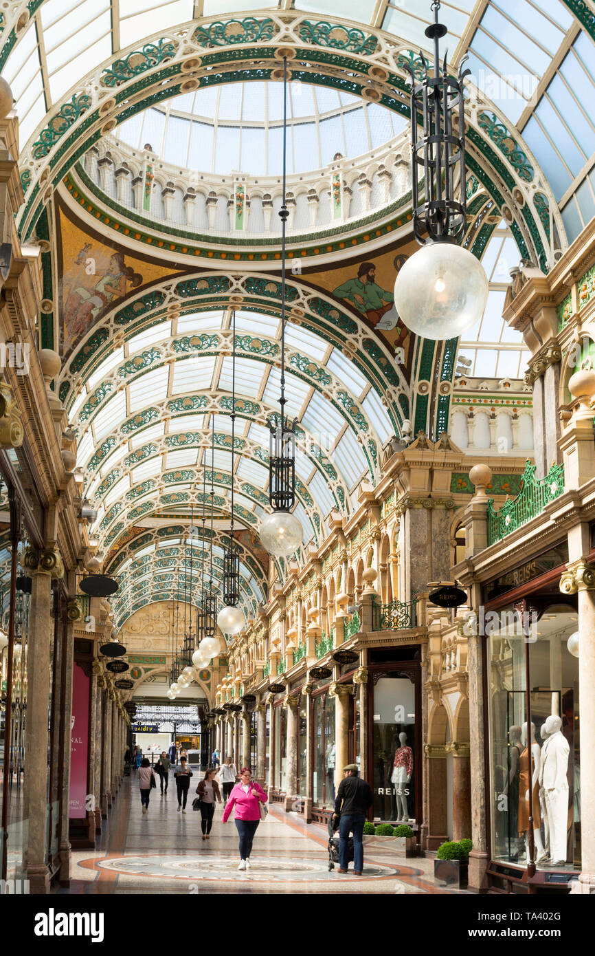 Gli amanti dello shopping a piedi attraverso la contea di Arcade in Leeds City Centre, nello Yorkshire, Inghilterra, Regno Unito Foto Stock