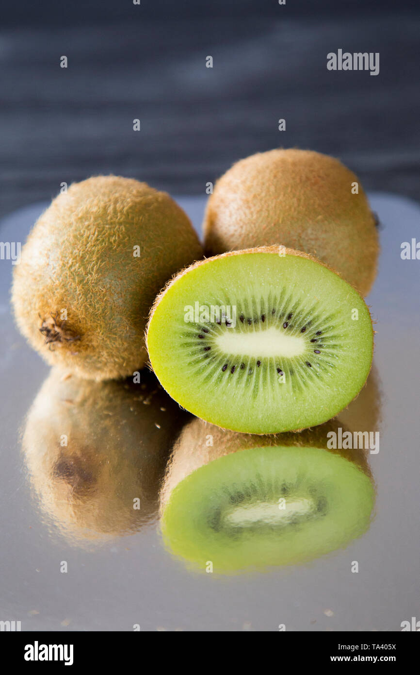 Pila di organico fuzzy marrone kiwi dalla Nuova Zelanda. L'originale verde kiwi chiamato anche uva spina cinese. Perfetto per immunità d'inverno. Foto Stock
