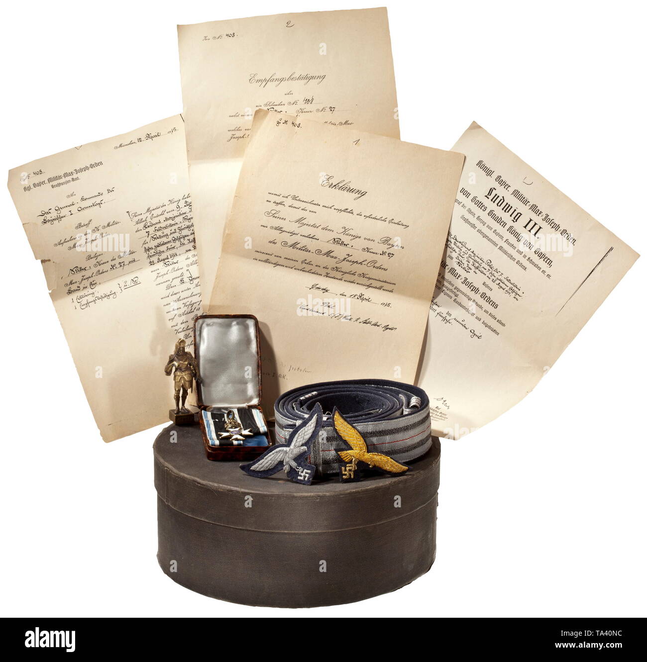 Maximilian Ritter von Pohl (1893 - 1951) - una guarnizione, Ordine Militare di Max Joseph, documenti, insegne di tenuta a forma di una permanente il cavaliere di bronzo, un aristocratico stemma finemente incisa sulla superficie di guarnizione, la base rettangolare con inciso circoscrizione 'Max Ritter von Pohl', altezza 83 mm. Ordine Militare di Max Giuseppe, cavaliere del Cross, placcati argento oro, più tardi nel secondo pezzo, presumibilmente dal 1930s/40s, con sezione di nastro. Documento di aggiudicazione per la bavarese di merito Militare Ordine di quarta classe con corona e spade, 3 luglio 1919, rilasciata il 22 agosto 1919. Inoltre, numer, Editorial-Use-solo Foto Stock