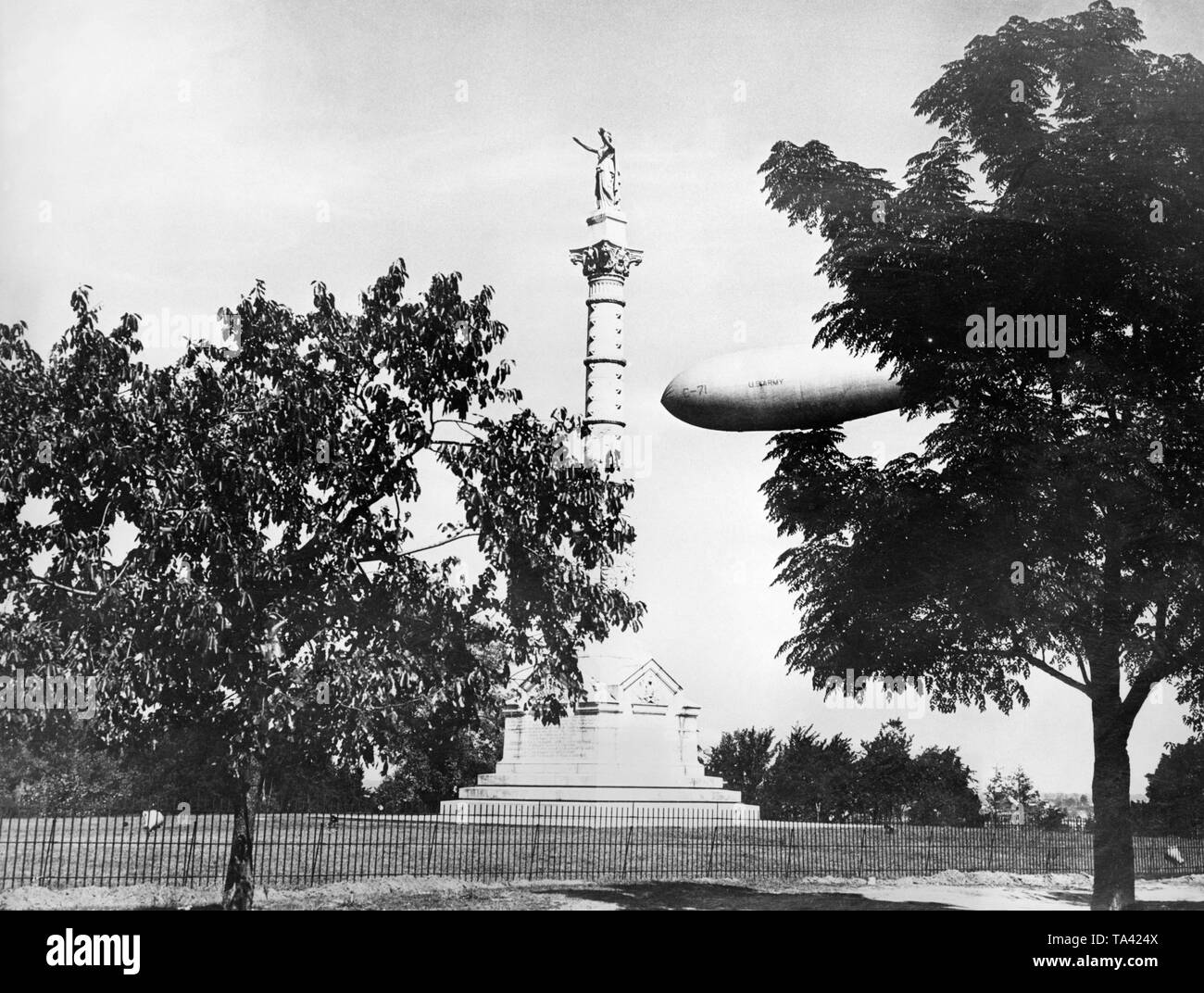 Vista del governo Memorial a Yorktown, Virginia. Dietro di esso, un dirigibile in volo. Foto Stock