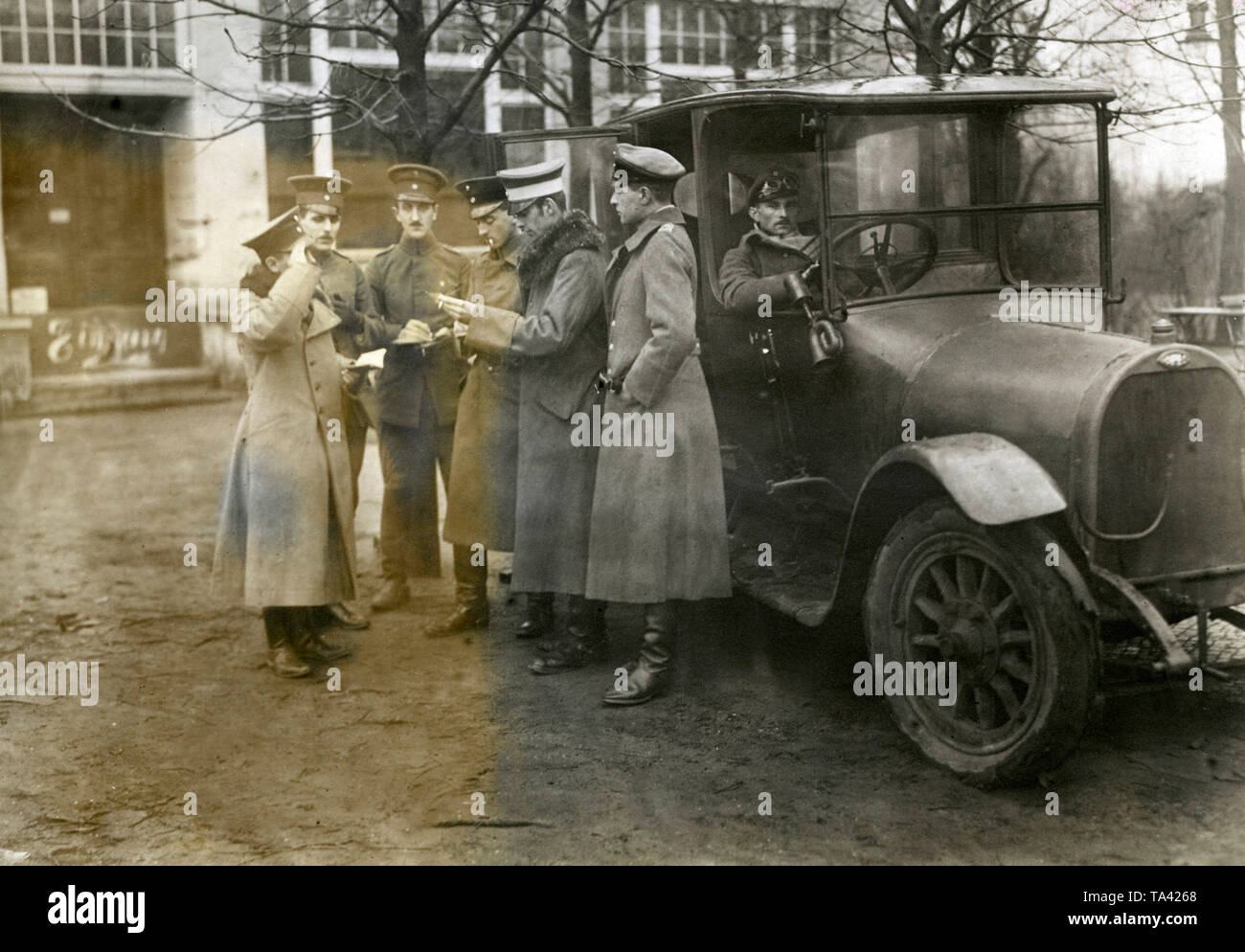 Nel corso dell'insurrezione del gennaio a Berlino, le azioni delle truppe governative sono passati al responsabile di soldati. Qui una riunione presso la sede del leader dei Freikorps Wilhelm Reinhard e il Reich Ministro Gustav Noske in Berlin-Dahlem. Foto Stock