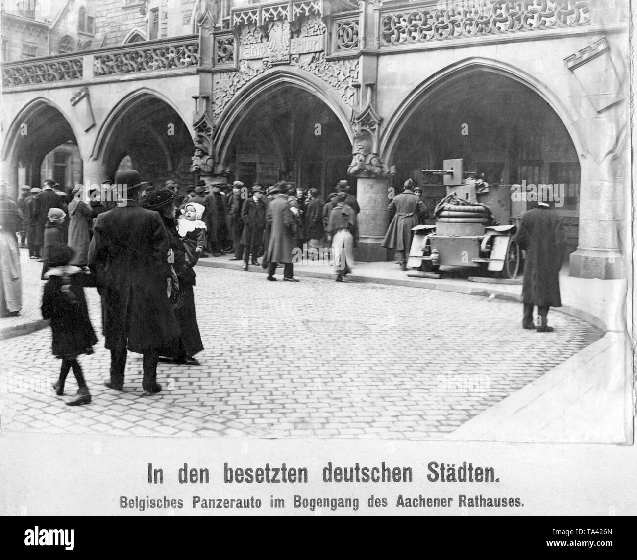 I primi veicoli blindati del belga esercito di occupazione sono parcheggiate nel porticato del municipio di Aachen. Foto Stock