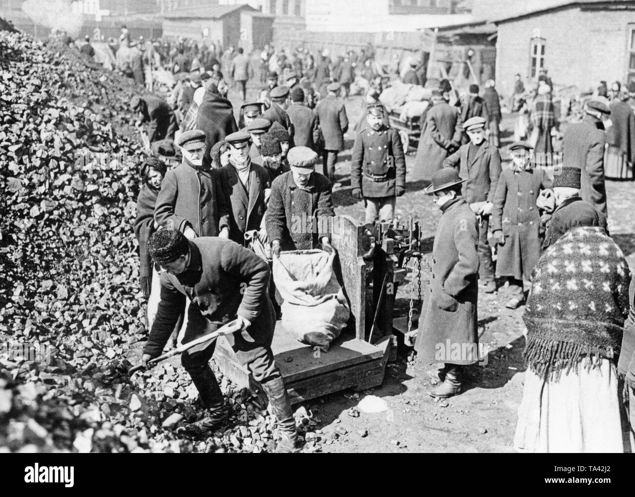 La distribuzione del carbone per famiglie durante la Prima Guerra Mondiale nell'inverno 1915/16 ad Amburgo. Durante la guerra ci sono state carenze nella fornitura di una popolazione con carbone. Era disponibile solo con coupon. Foto Stock