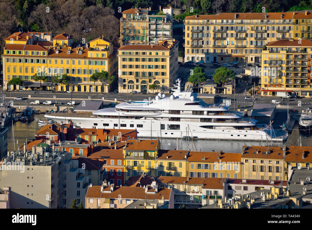 Città di Nizza coloratissimo waterfront e yachting harbour vista aerea, riviera francese, Alpes Maritimes dipartimento di Francia Foto Stock