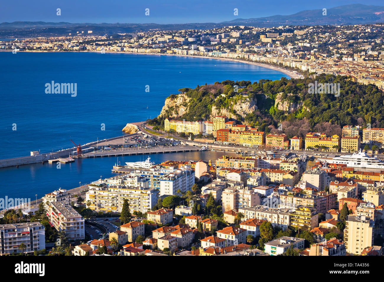 Città di Nizza coloratissimo waterfront e yachting harbour vista aerea, riviera francese, Alpes Maritimes dipartimento di Francia Foto Stock