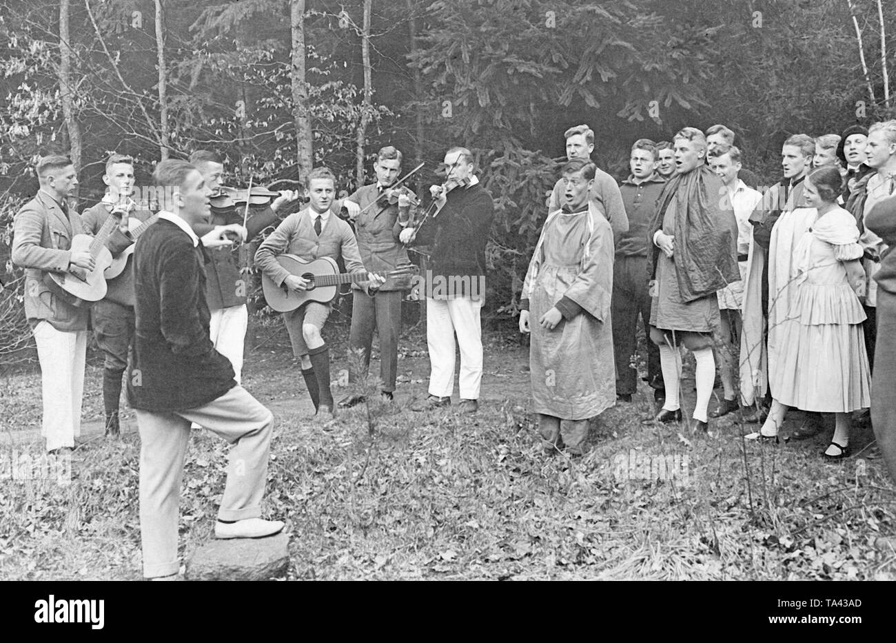 Gli studenti di un campo di lavoro per trascorrere la serata insieme, essi intrattenersi con musica e spettacoli teatrali in una foresta. Foto Stock