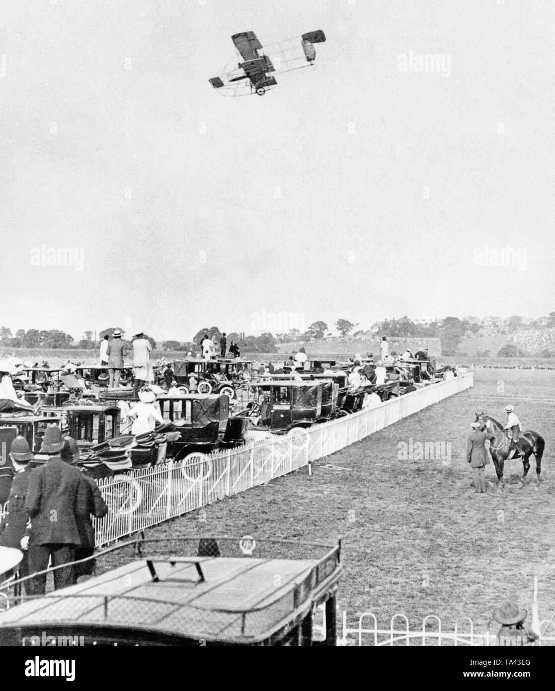 Un aereo atterra sul Hendon Racecourse dopo la prima manche di gara. Foto Stock