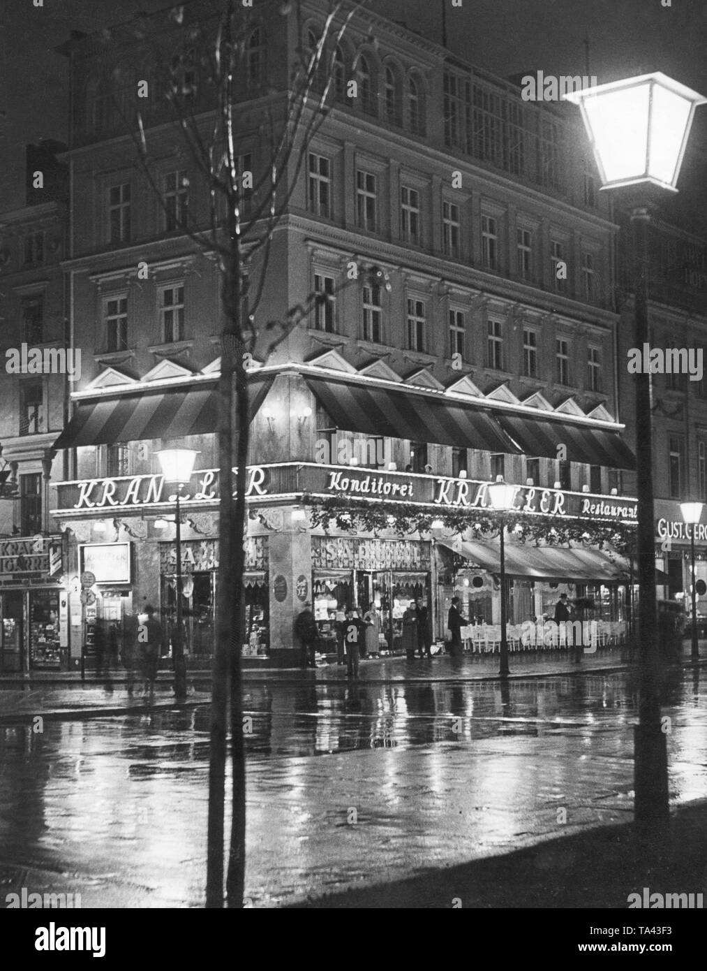 Vista del Café Kranzler dal lato opposto della strada. Il primo Café Kranzler a Berlino è stato aperto nel 1825 da Johann Georg Kranzler come una piccola pasticceria in strada "Unter den Linden" nel distretto Mitte di Berlino. Nel 1932 aprì il secondo ramo dell'ex Café des Westens sotto il nome di 'Restaurant und Konditorei Kranzler' in la Joachimstaler Strasse (oggi Joachimsthaler Strasse) nel quartiere Charlottenburg. Entrambi gli edifici sono stati distrutti durante i raid aerei negli anni 1944 e 1945. Foto Stock