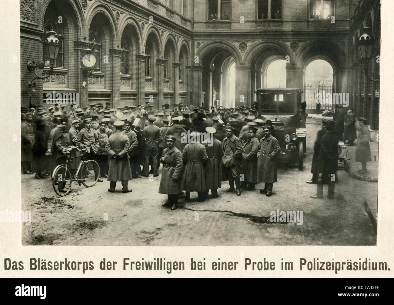 La banda di corno di un gruppo di volontari (Freikorps) ad una prova in Berlin questura. Foto Stock