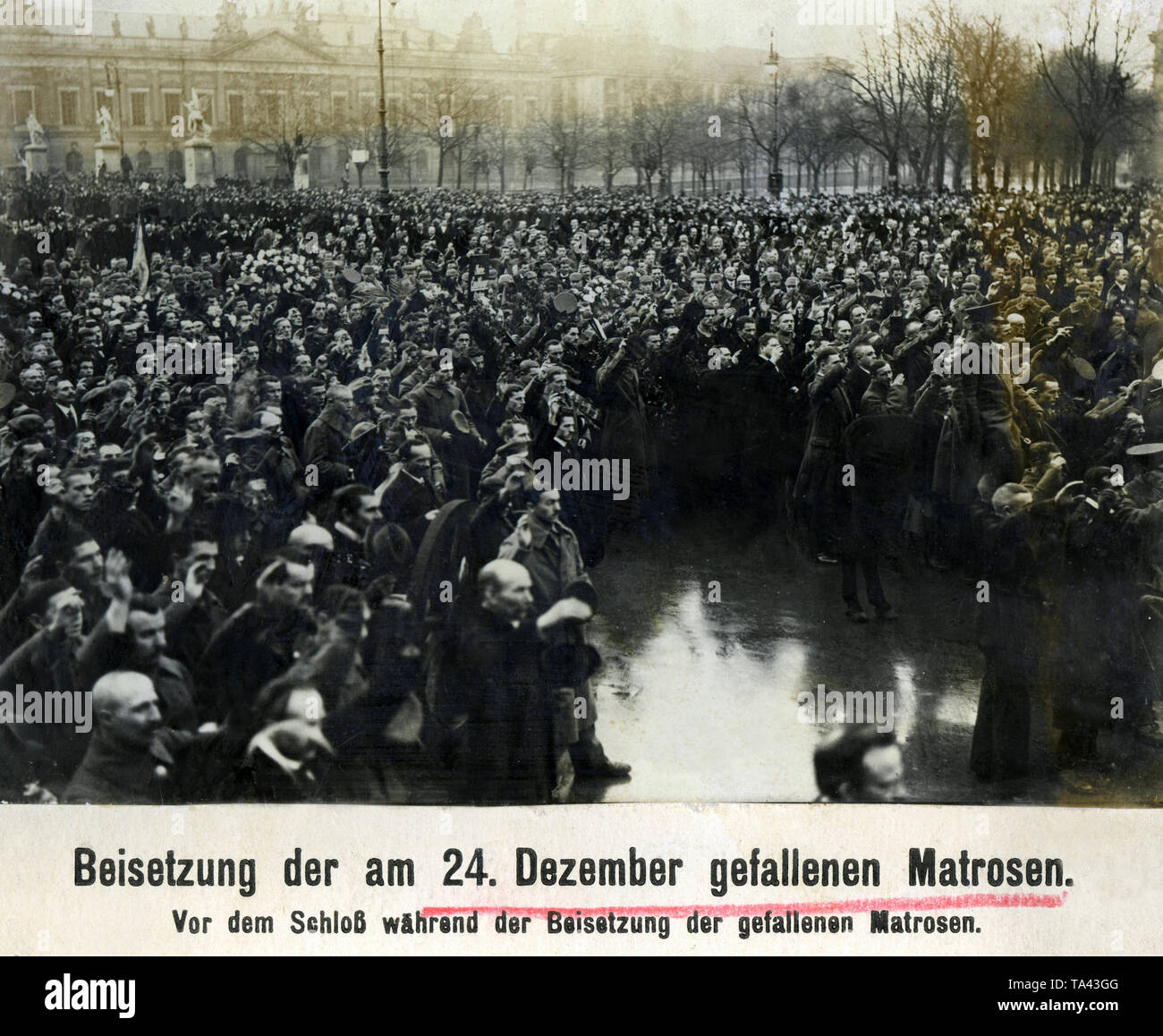 I residenti di Berlino in seguito alla sepoltura dei marinai che hanno perso la vita negli scontri a Natale 1918. In fondo è ancora la città merlata Palace. Foto Stock