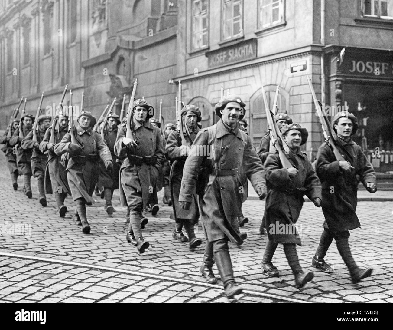 Legionari della legione cecoslovacca marzo attraverso la strada. La legione cecoslovacca è un'organizzazione militare che ha combattuto al fianco di Entente durante la Prima Guerra Mondiale. Foto Stock