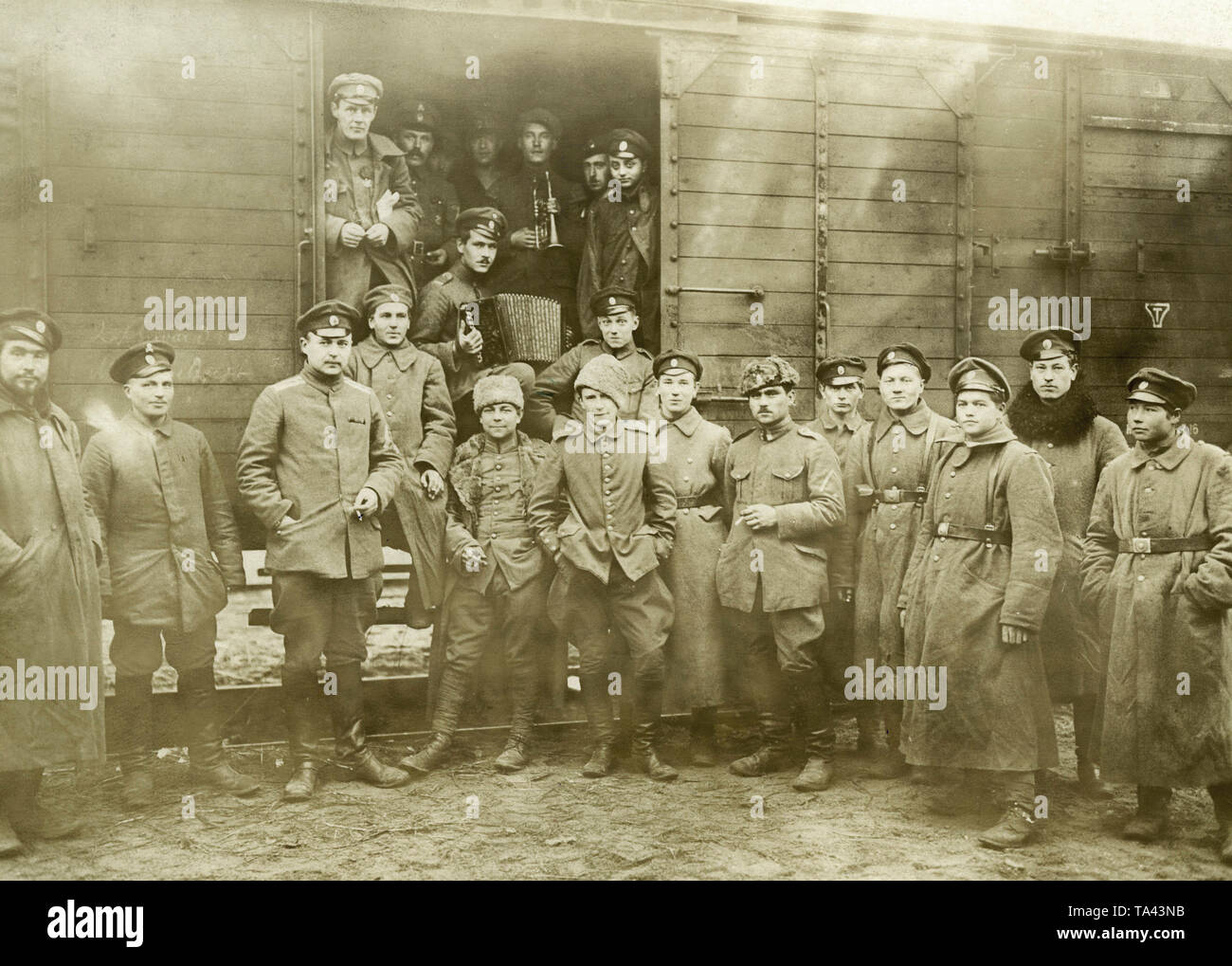 Alla pressione degli Alleati il tedesco Freikorps unità dispongono di ritirare dai paesi baltici. Qui è una società mista di soldati del tedesco "Divisione di ferro" e il West Esercito di Liberazione Russo sotto Fuerst Pavel Rafalovich Bermont-Avalov poco prima del loro viaggio di ritorno in treno. Foto Stock