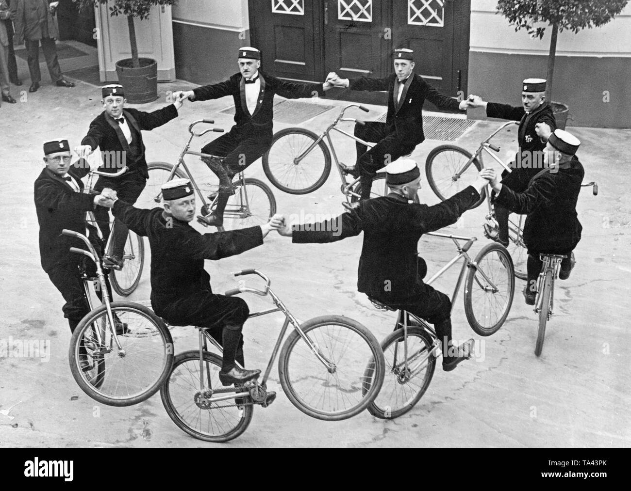 I membri della Berlino ciclismo club "Blitz" da Neukoelln mostrano trucchi per il pubblico sulle loro moto. Foto Stock