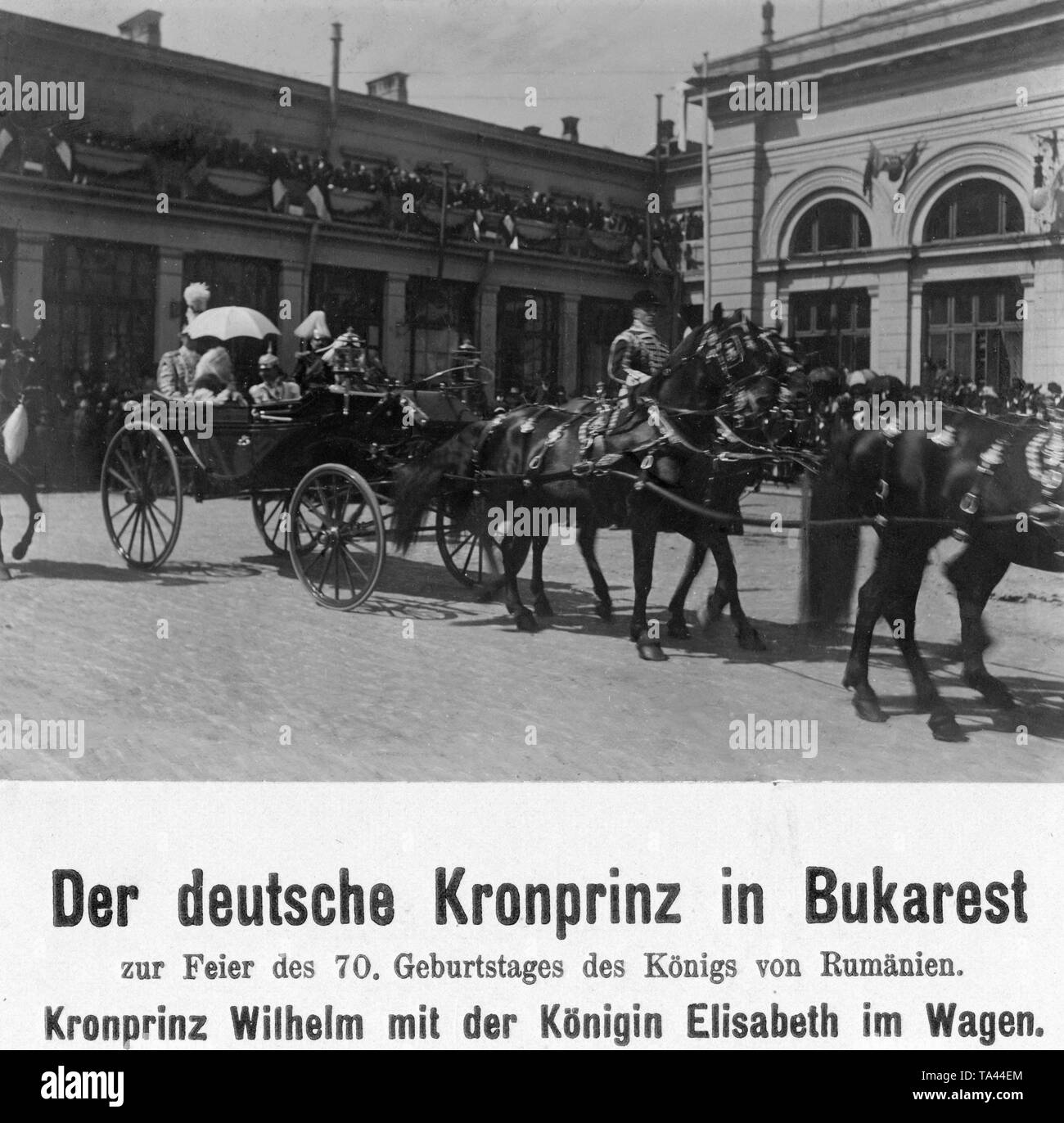 Il prussiano Principe Ereditario visite Bucarest in occasione del settantesimo compleanno del re rumeno Karl Eitel Friedrich von Hohenzollern-Sigmaringen. Qui egli è accompagnato dall'imperatrice austriaca Elisabeth von Habsburg in un carrello aperto. Foto Stock