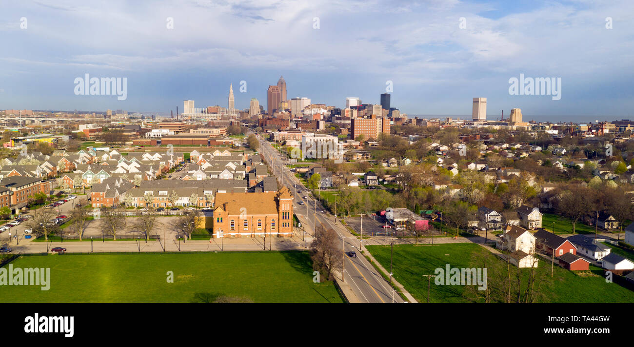 Vista aerea il Lago Erie vicino al centro dello skyline della città di Cleveland Ohio Foto Stock