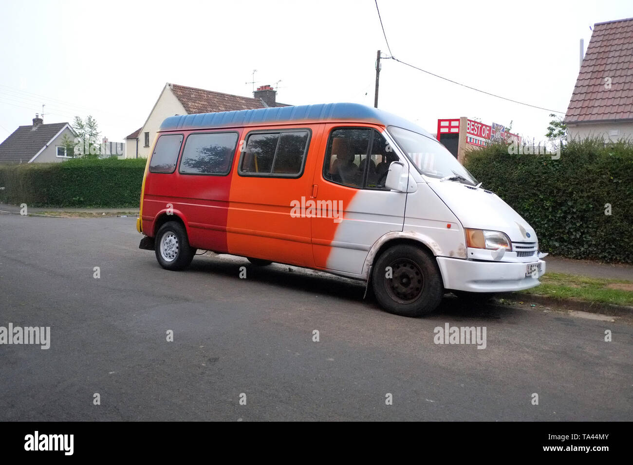 Giugno 2015 - Old Ford Transit van dipinte in colori luminosi e utilizzato come un giorno van o festival camper Foto Stock