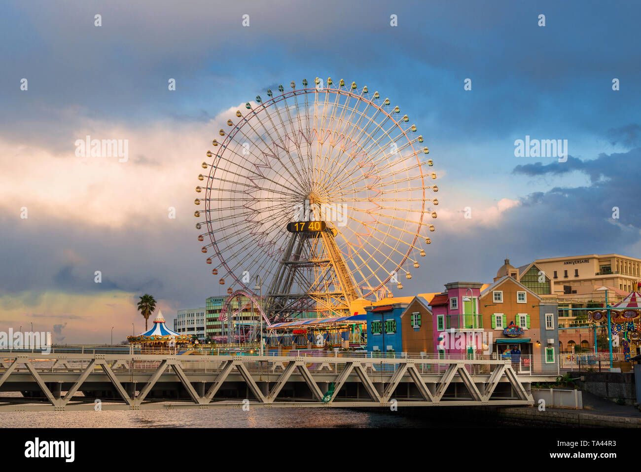 Cosmo World parco divertimenti con Cosmo orologio 21 a Yokohama al tramonto, uno dei più alti ferries wheel nel mondo Foto Stock