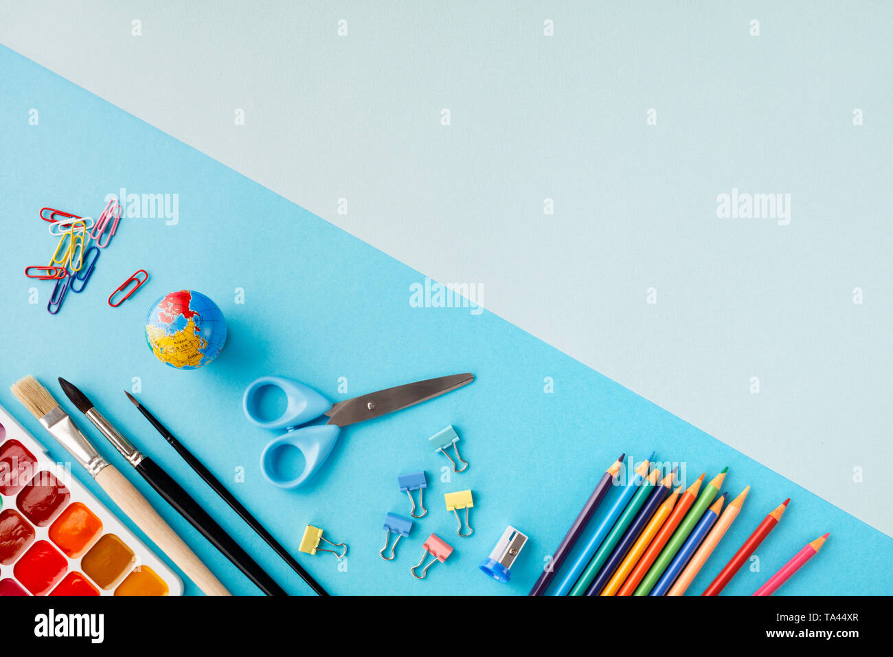 Si torna a scuola concetto su blue texture di sfondo della carta. Foto Stock
