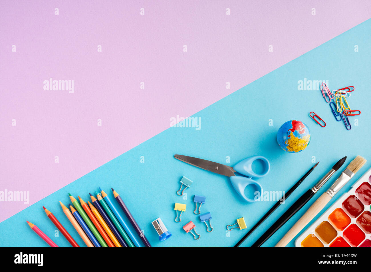 Si torna a scuola concetto su blu e viola texture di sfondo della carta. Foto Stock