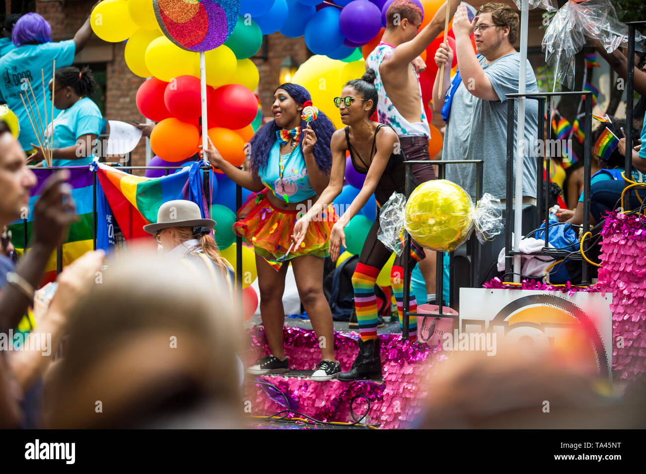 NEW YORK CITY - Giugno 25, 2017: i partecipanti onda bandiere arcobaleno su un galleggiante colorato decorato con palloncini in annuale di Pride Parade. Foto Stock